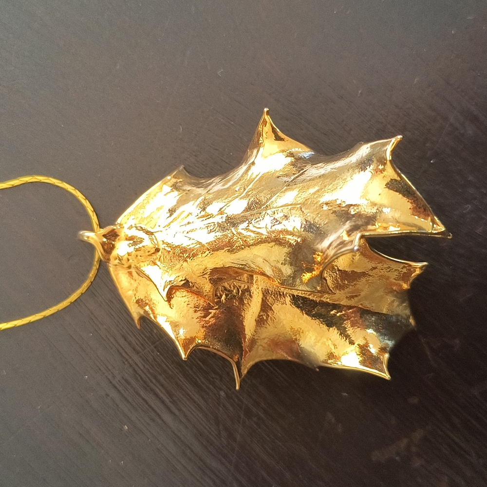 Real Holly Leaves Dipped in 24k Gold. Comes with chain necklace - Picture 3 of 11